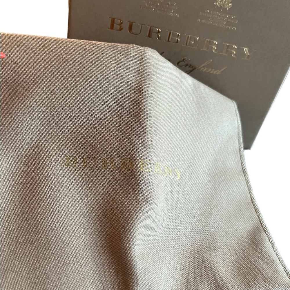 Burberry card holder with dust bag and box. - Picture 6 of 7